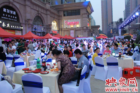 活動(dòng)場面火爆,600多人免費(fèi)大聚餐。