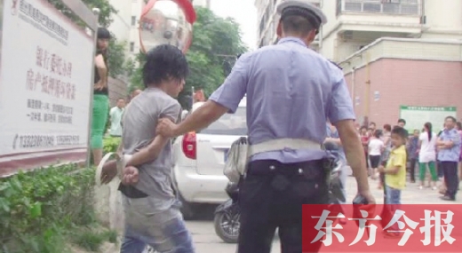 民警把群眾抓到的小偷帶走調查 民警把群眾抓到的小偷帶走調查