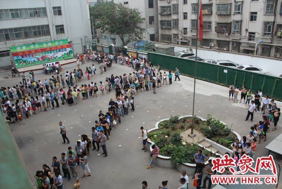 報名現(xiàn)場從一大早便已排起了長龍。