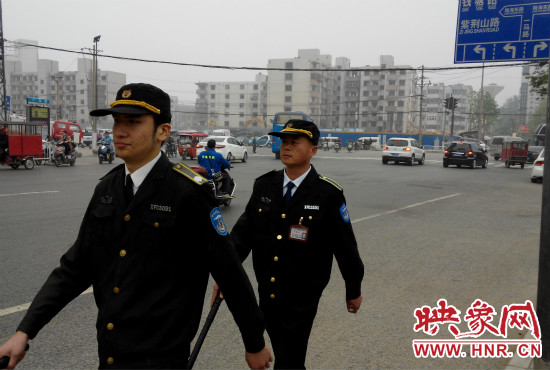 每天，老王的工作就是在火車站附近巡邏