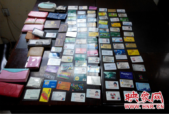 在日常執(zhí)勤當(dāng)中，巡防隊(duì)員經(jīng)常能撿到很多的身份證和銀行卡。