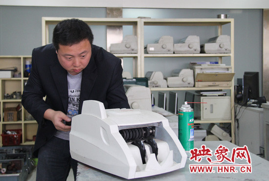 陸涌每天的工作就是和機(jī)器“談心”、發(fā)現(xiàn)故障、修好它們。