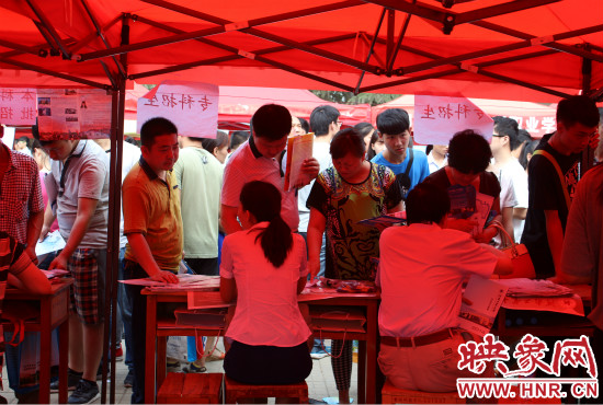 家長(zhǎng)們最關(guān)心的還是畢業(yè)以后孩子的就業(yè)情況。