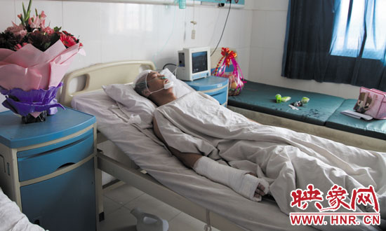 梁亮顱骨骨折、右胳膊肌腱被砍斷,手指受傷。