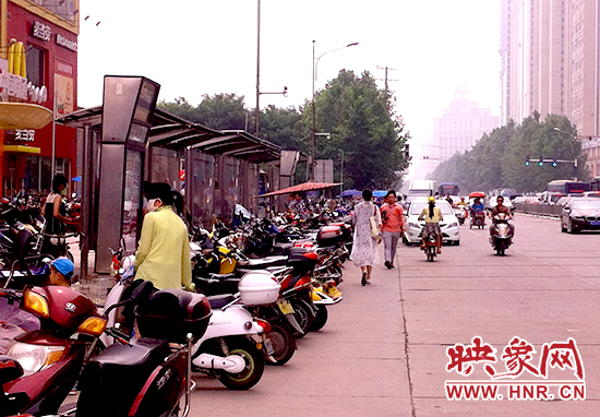 東風(fēng)路百腦匯公交站牌停滿了電瓶車 東風(fēng)路百腦匯公交站牌停滿了電瓶車