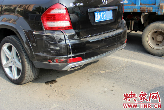 無(wú)辜奔馳越野車(chē)殘被追尾。