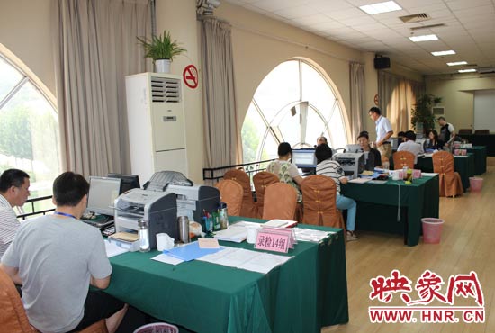 高招錄取現(xiàn)場(chǎng)錄檢組工作人員正在緊張工作中。