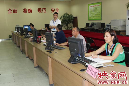 今年我省高招錄取工作正在平穩(wěn)正常開展，圖為投檔組工作人員。