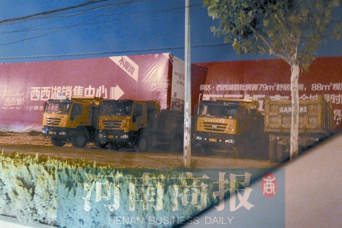 昨夜，記者發(fā)現(xiàn)一些工地外，渣土車們正在“休息”記者 鄧萬里/攝