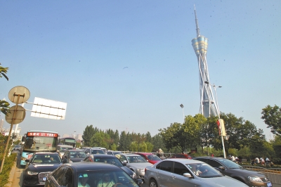 航海路中原福塔門前調(diào)頭口被封閉，等待左轉(zhuǎn)調(diào)頭的車輛排起長隊。