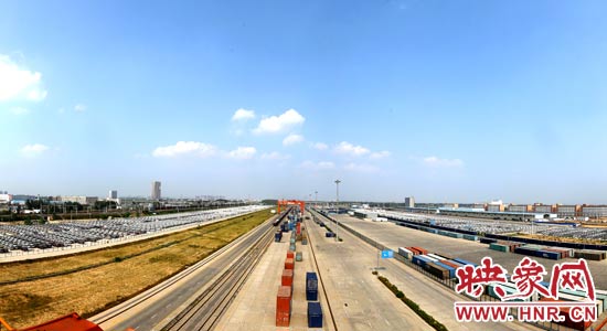 鄭州鐵路集裝箱中心站內，滿載貨物的國際班列從這里開出。段晉哲/攝