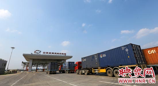 一頭連著生產(chǎn)，一頭牽著消費，現(xiàn)代物流業(yè)成為經(jīng)濟運行的血脈。 段晉哲/攝