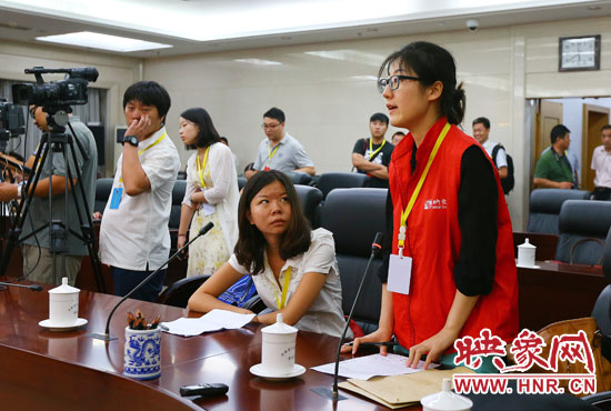 映象網(wǎng)記者就網(wǎng)友關(guān)心熱點問題向省教育廳副廳長尹洪斌提問。