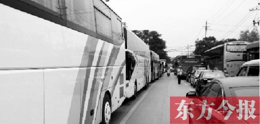 昨日，只能由東向西單行的鄭州市城南路上，闖進(jìn)了由西向東行駛的大巴車，造成嚴(yán)重交通擁堵