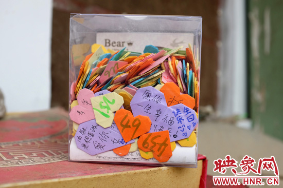 王書佳的床邊放著一個(gè)玻璃瓶子，里面是521顆紙心，是生日的時(shí)候同宿舍的朋友送給她的。