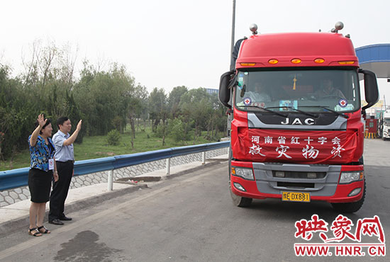 運(yùn)送救災(zāi)物質(zhì)的貨車出發(fā),奔赴災(zāi)區(qū)。