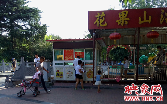 公園內(nèi)每一個(gè)游樂(lè)場(chǎng)都專(zhuān)門(mén)一個(gè)收費(fèi)窗口