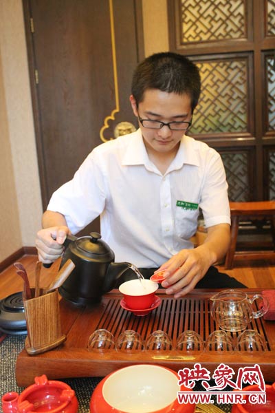 1、水壺里的水煮沸，李克勤把茶葉放進(jìn)茶荷里，準(zhǔn)備溫杯沖茶