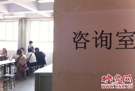 在金水區(qū)教體局設(shè)立的“復(fù)議”現(xiàn)場，家長們提出了各式各樣的問題。