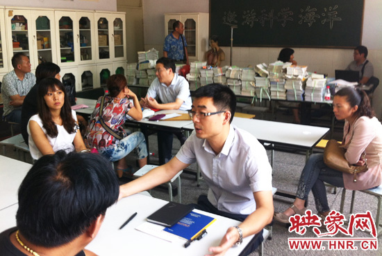 各區(qū)受理咨詢的教育部門工作人員對于提出的問題一一作出解答。