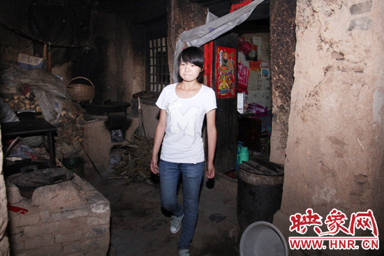 離大學(xué)校門(mén),只有“一步之遙”的孩子。