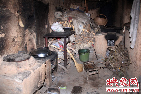 李娜家做飯的地方,就在土坯房的門(mén)口,夏天屋里跟燒炕一樣。