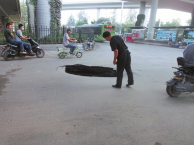 市民探頭看，大坑“深不可測(cè)”。