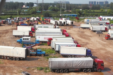 抓賭前，處警民警就藏身在這些廂式貨車內(nèi)。