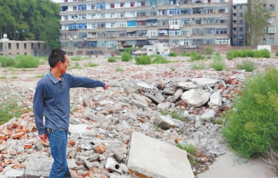 寧寧的父親說(shuō)：女兒就是在這兒被打的。