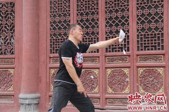 樊偉鵬展示其單指碎碗的絕技。