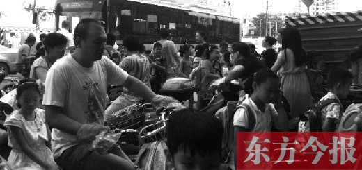 9月4日下午，文化路一小附近，大批陪讀家長接孩子。