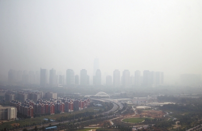 玉米秸稈煙淹了“大玉米”10月7日，霧霾籠罩下的鄭東新區(qū)CBD。