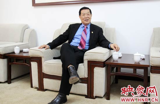 以精湛讀到的刑偵鑒識(shí)技術(shù)享譽(yù)國際的李昌鈺博士，被譽(yù)為“當(dāng)代福爾摩斯”。