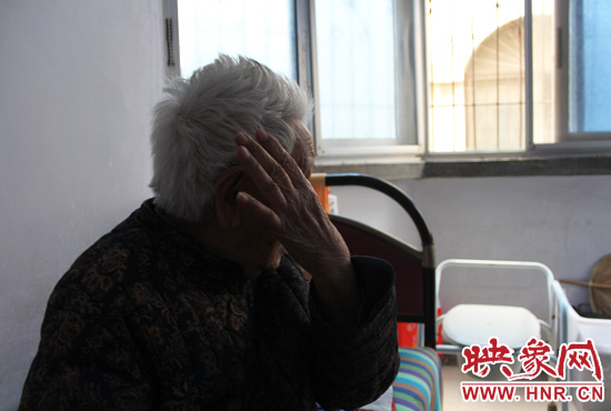 說起敬老院要搬遷,老太太忍不住流眼淚。