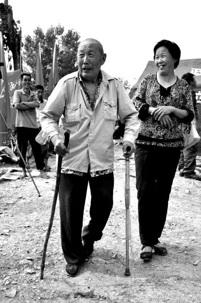 2011年6月26日，何兆勝在三女兒的陪伴下漫步在搬遷現(xiàn)場。