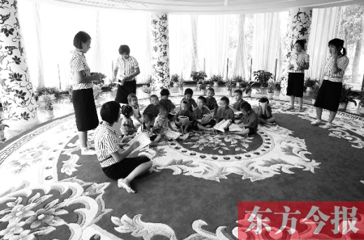 鄭州一幼兒園里的孩子在老師的帶領(lǐng)下讀《論語》。