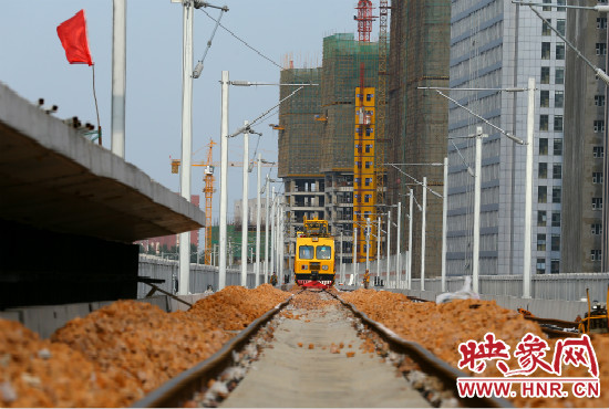 工程車在鋪好的軌道上忙碌不停。