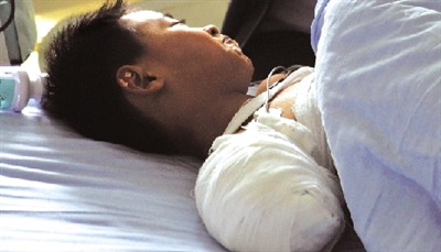 被黑熊咬掉右胳膊后，他忍著痛沒哭；術(shù)后躺在病床上，他沒哭。