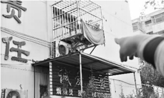 發(fā)生矛盾的一二樓鄰居，喇叭就安裝在二樓窗口。