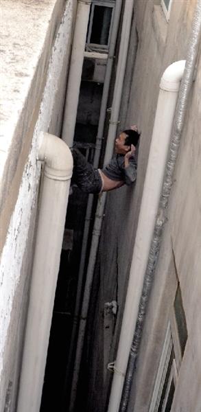 就在民警緊急施救時，他從兩樓之間摔下。