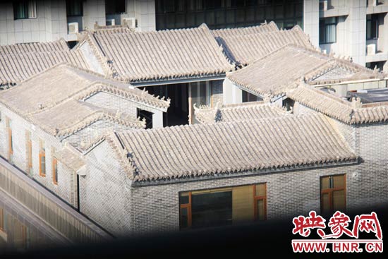 這座建筑里面的裝修奢華考究，門窗和吊頂均為紅木。