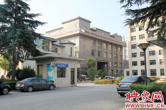 據(jù)這座建筑的一名工作人員稱，整座建筑為海龍集團(tuán)所有，房屋建成之后用作公司紅木家具展示。