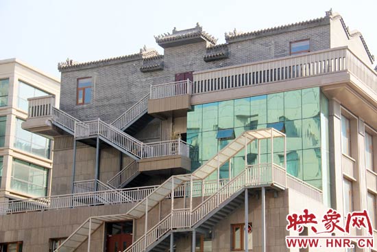 這座建筑的背面，已建好步梯。