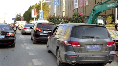 中原路華山路口，花壇擋了進(jìn)入地下商場的車流