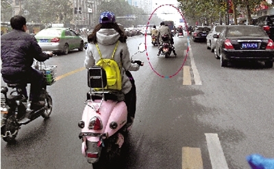 女摩的司機騎得飛快，闖了3次紅燈