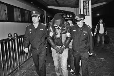 跨國電信詐騙案中負責(zé)在中國“取錢”的外籍騙子在沈陽落網(wǎng)后被押解回駐馬店 跨國電信詐騙案中負責(zé)在中國“取錢”的外籍騙子在沈陽落網(wǎng)后被押解回駐馬店