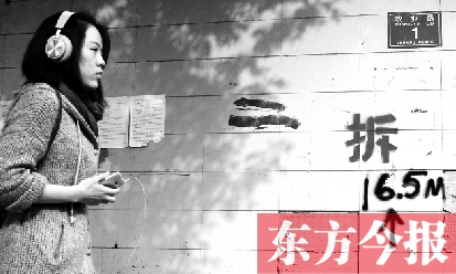 昨日，東方今報(bào)記者走訪農(nóng)業(yè)路沿線，看見“拆”字已上墻