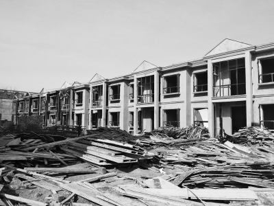 別墅群現(xiàn)場，工人正在施工，部分建筑已經(jīng)封頂。