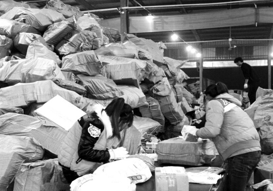 “雙十一”過后快遞業(yè)迎來投遞高峰，鄭州一家快遞公司網(wǎng)點內(nèi)，快遞堆積如山，分揀員24小時不間斷工作