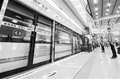 地鐵站內(nèi)電梯、車(chē)門(mén)處均貼有安全提示標(biāo)識(shí)。